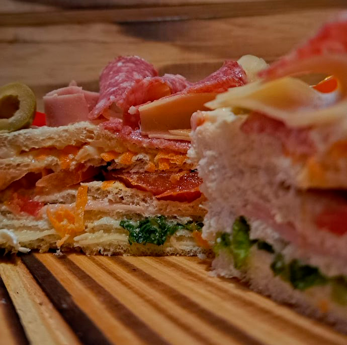 Mesa de catering preparada para una fiesta de fin de año
