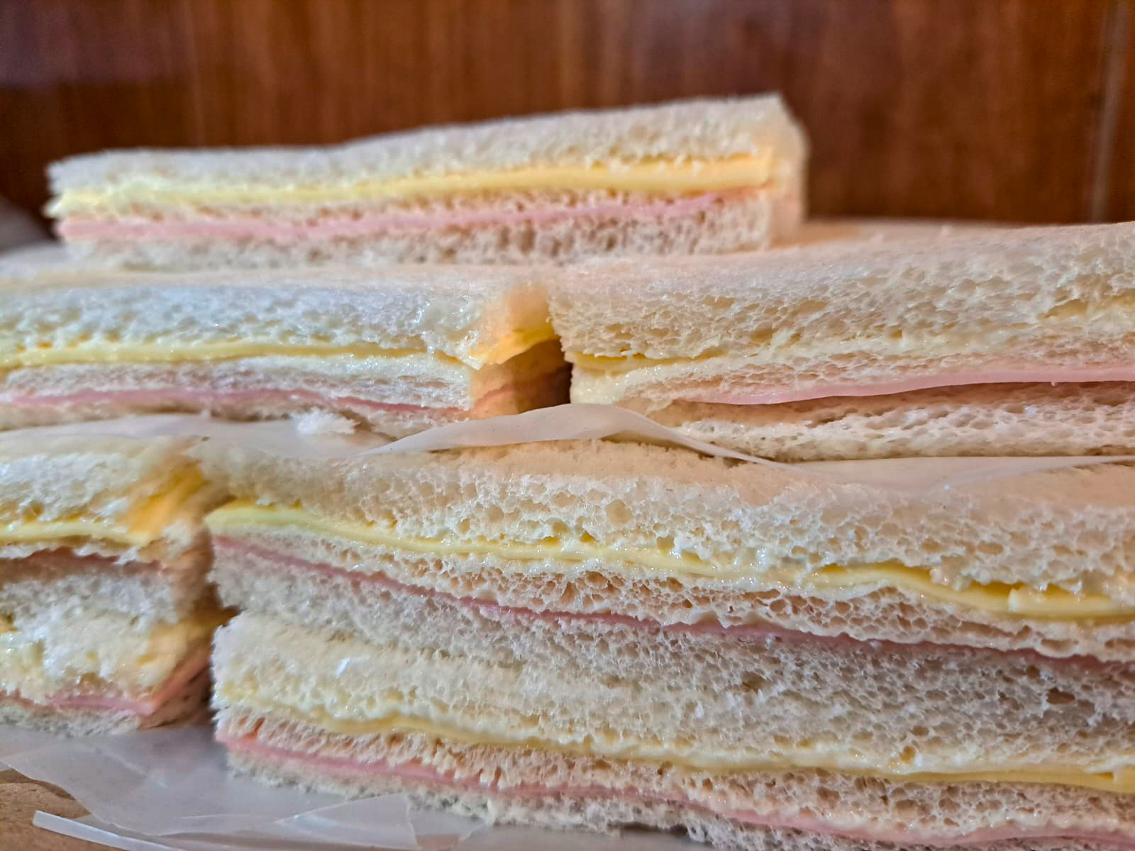 Docena de triples de jamón cocido y queso